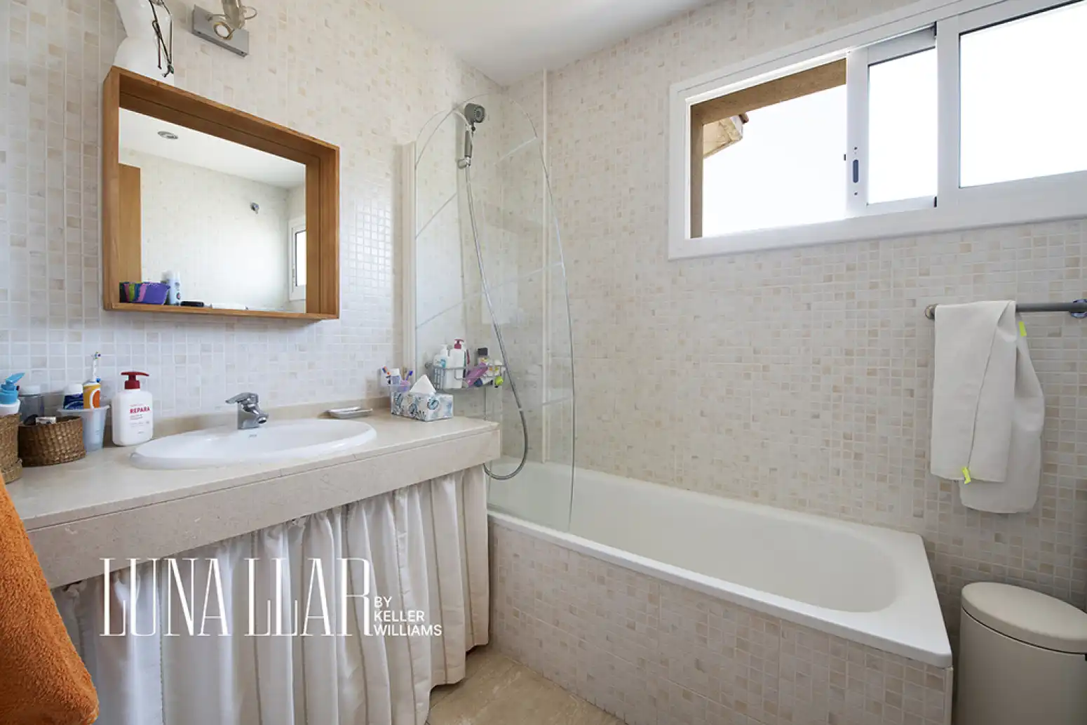 Badezimmer von Wohnung zum Verkauf in Castelldefels mit Klimaanlage, Heizung und Parkett