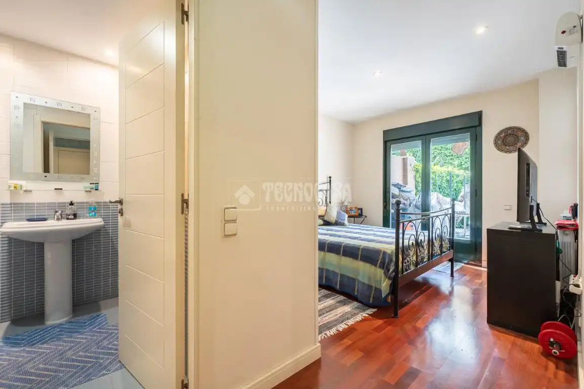 Habitación de Casa adosada en venta en Paracuellos de Jarama con Aire acondicionado, Calefacción y Jardín privado