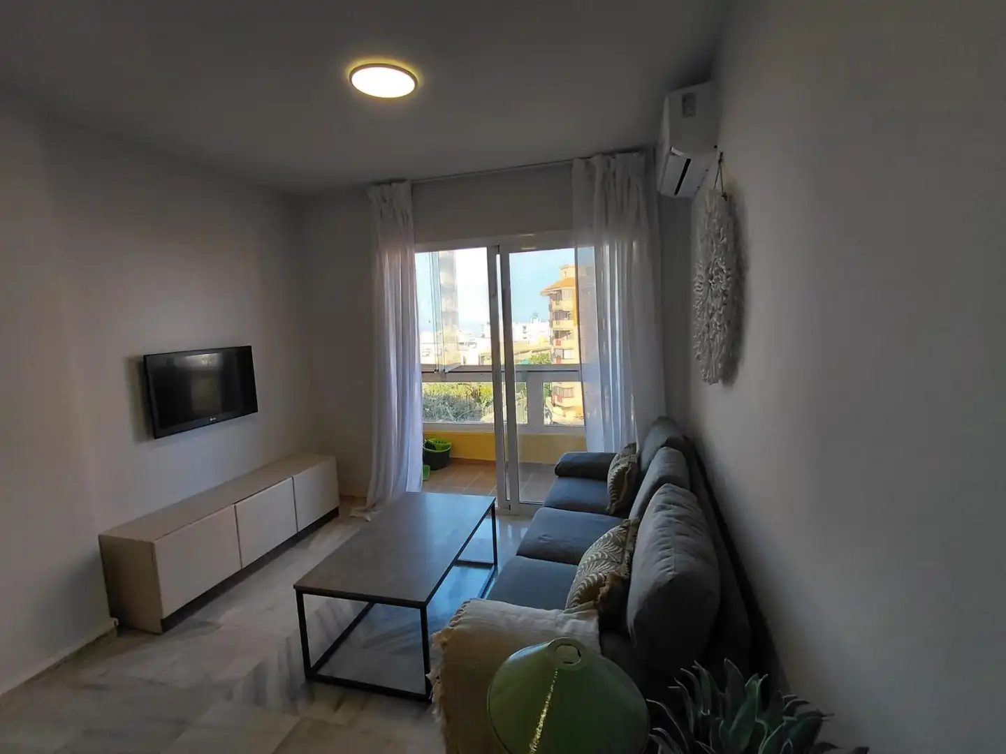 Sala d'estar de Pis de lloguer en Fuengirola amb Aire condicionat, Terrassa i Moblat