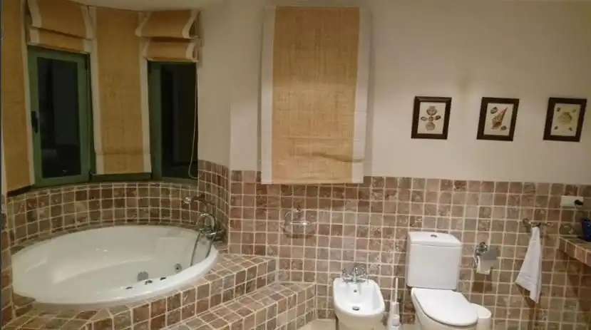 Baño de Dúplex en venta en Benahavís con Aire acondicionado, Parquet y Terraza