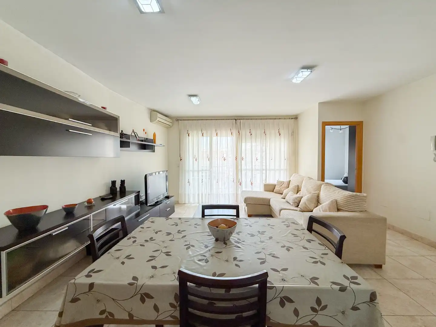 Sala de estar de Apartamento en venta en Águilas con Aire acondicionado, Terraza y Amueblado