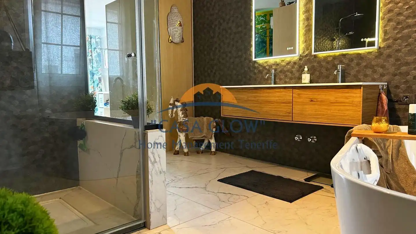 Badezimmer von Einfamilien-Reihenhaus zum Verkauf in Guía de Isora mit Klimaanlage, Heizung und Terrasse