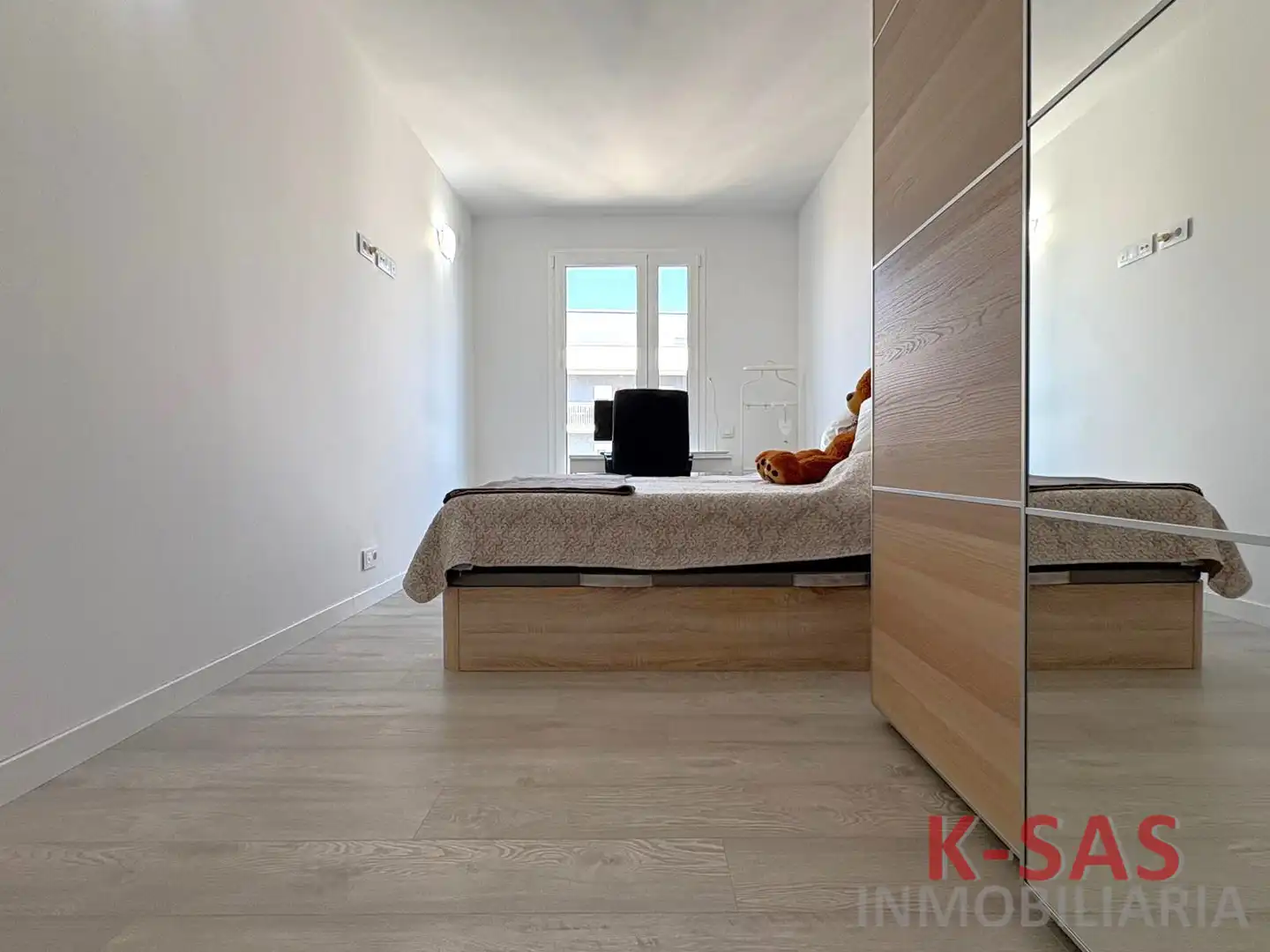Dormitori de Pis en venda en L'Hospitalet de Llobregat amb Aire condicionat, Parquet i Terrassa