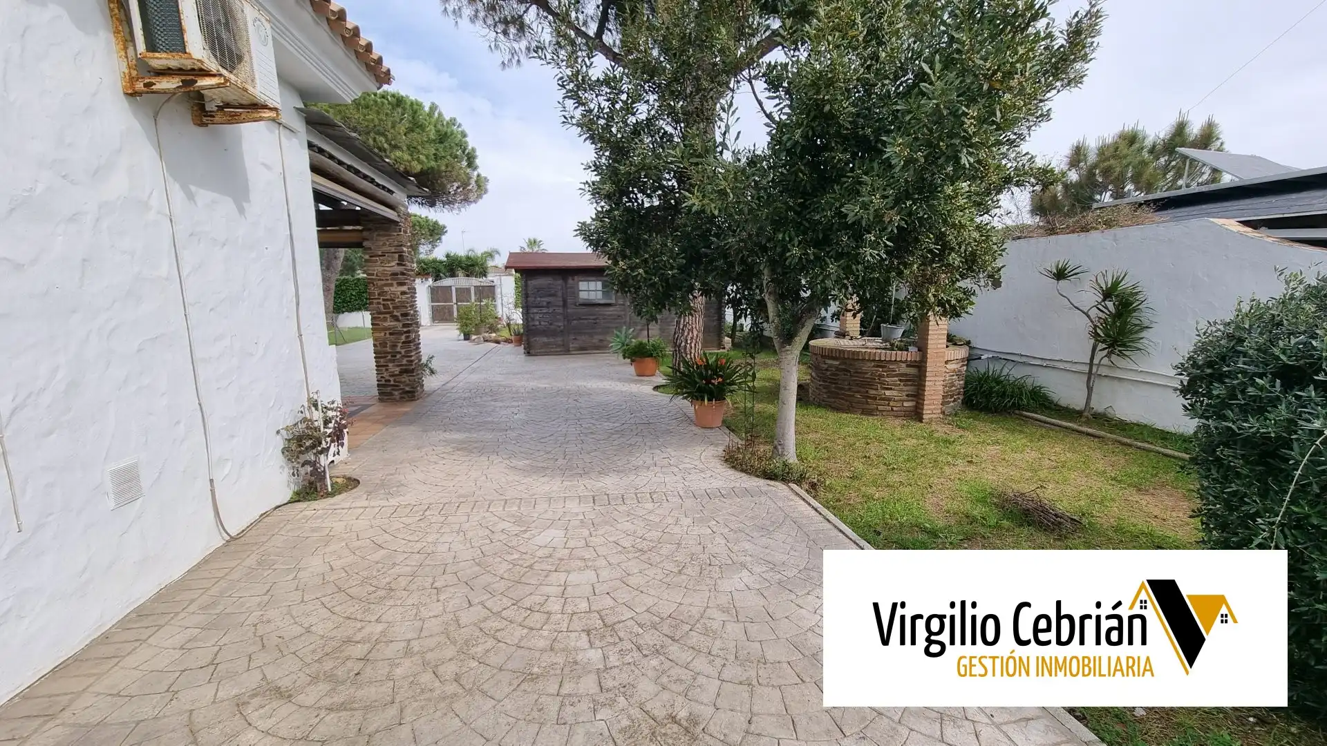 Vista exterior de Casa o xalet en venda en Chipiona amb Aire condicionat, Jardí privat i Terrassa