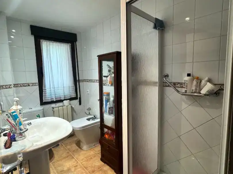 Bany de Pis en venda en Navas de Riofrío amb Jardí privat, Parquet i Traster
