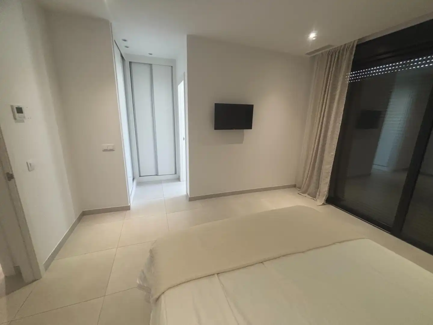 Dormitori de Casa adosada en venda en Estepona amb Aire condicionat, Calefacció i Jardí privat