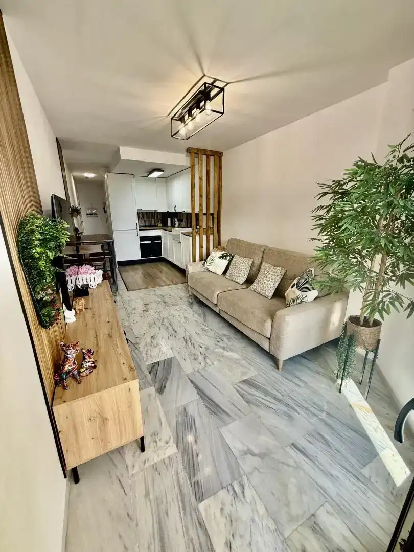Sala d'estar de Dúplex de lloguer en Mijas amb Aire condicionat, Jardí privat i Piscina