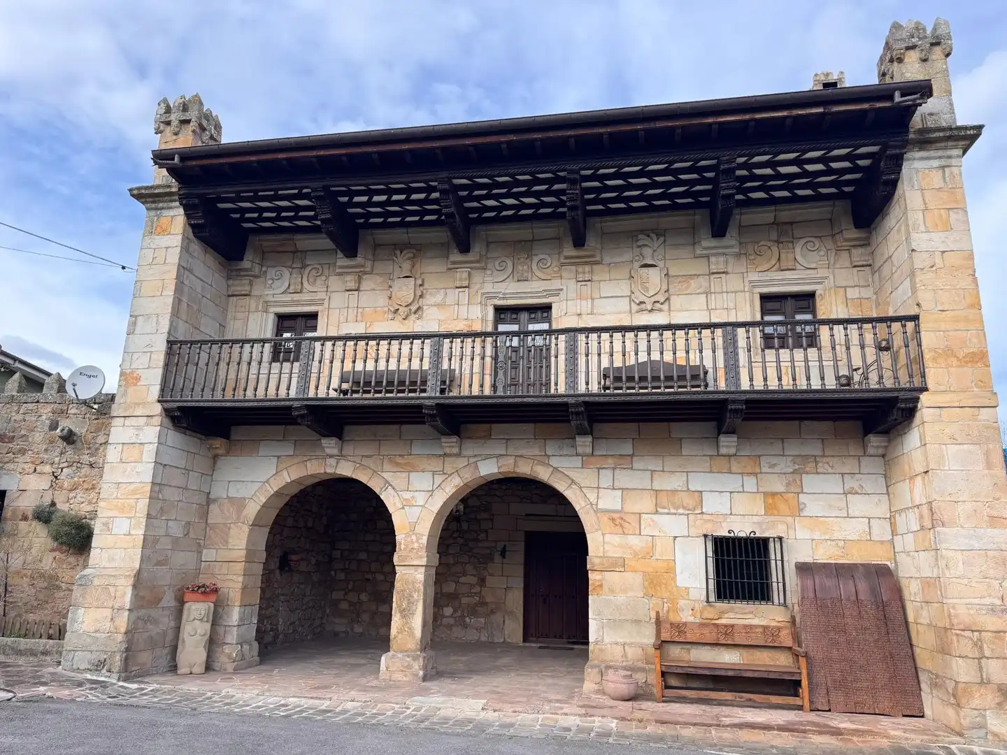 Vista exterior de Casa o xalet en venda en Los Corrales de Buelna  amb Calefacció, Jardí privat i Terrassa