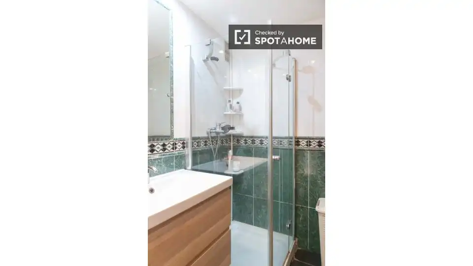 Bathroom of Flat for rent in Madrid  with Air Conditioner, Heating and Furnished