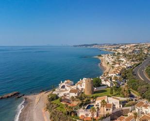 Vista exterior de Casa o xalet en venda en Estepona amb Jardí privat, Terrassa i Traster