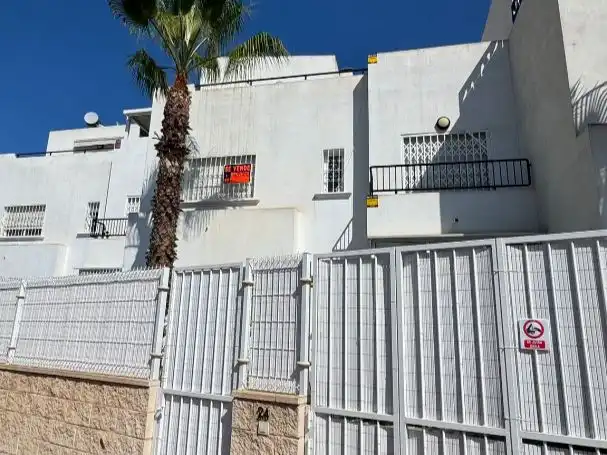 Terraced house with pool for sale in Av. Asociación Victimas del Terrorismo, 24, imagen 3
