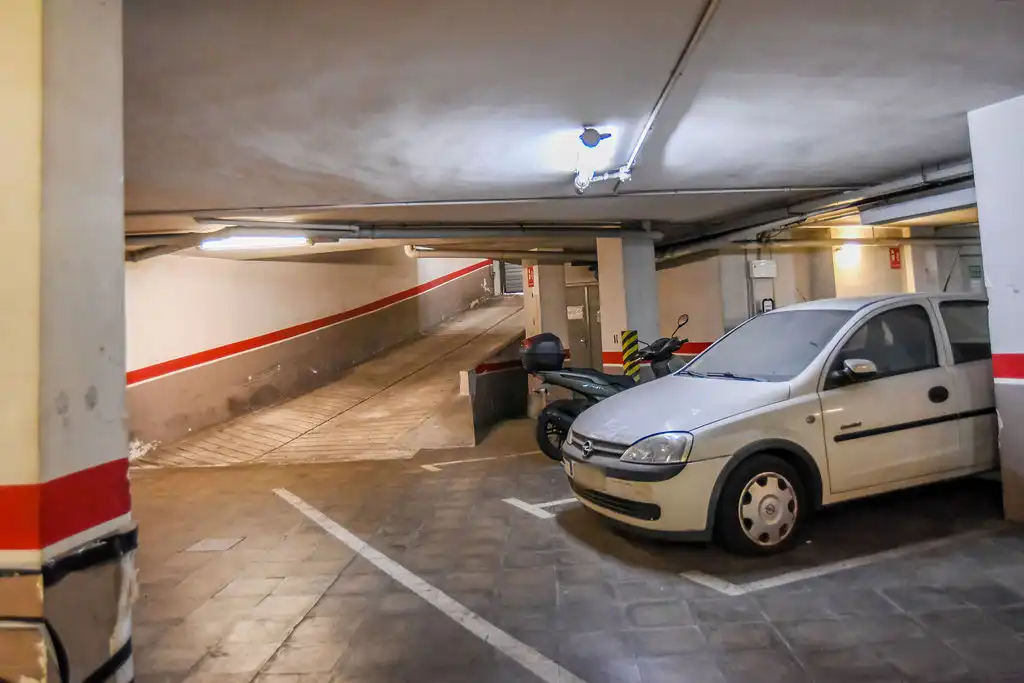 Aparcament de Garatge en venda en Centre - Sant Oleguer