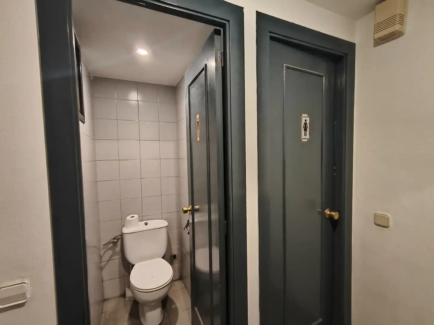 Baño de Local en traspaso en Barcelona con Terraza y Amueblado