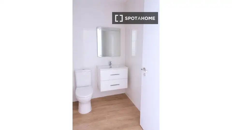 Bathroom of Study for share in Fuenlabrada  with Air Conditioner, Terrace and Furnished