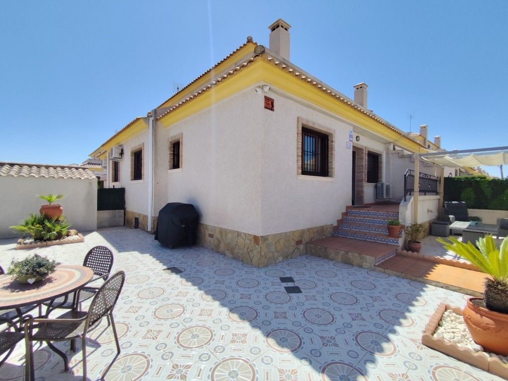 Vista exterior de Casa o xalet en venda en Orihuela amb Aire condicionat, Calefacció i Terrassa