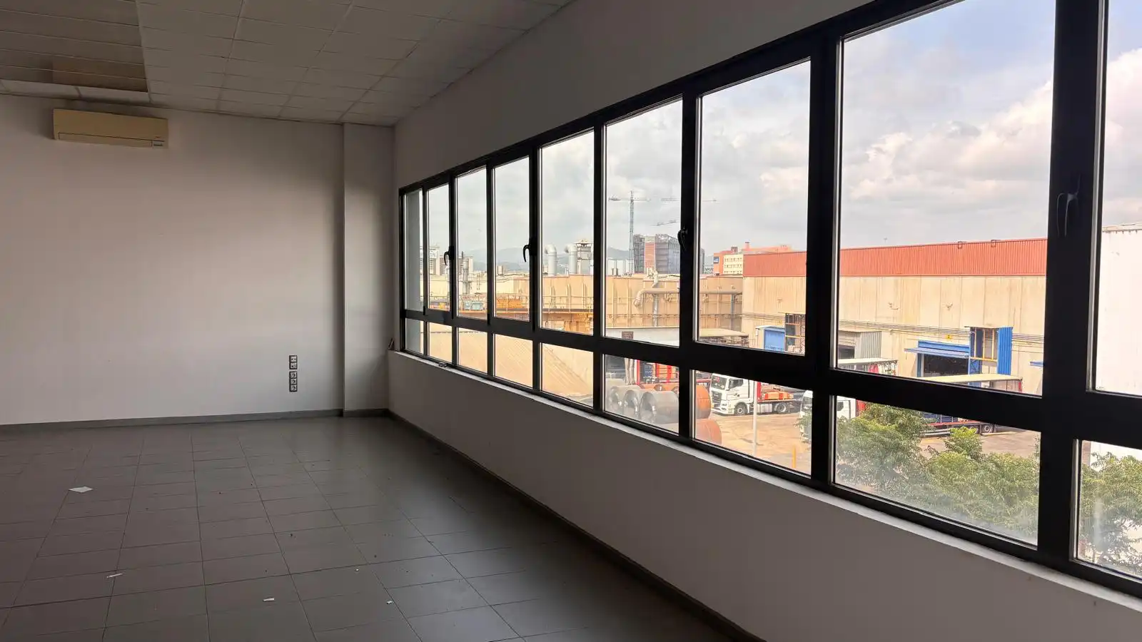 Industrial building with lift to rent in Avinguda del Maresme 64, imagen 30
