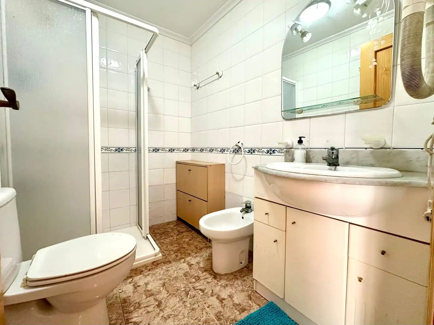 Badezimmer von Wohnung zum Verkauf in Torrevieja mit Klimaanlage und Terrasse