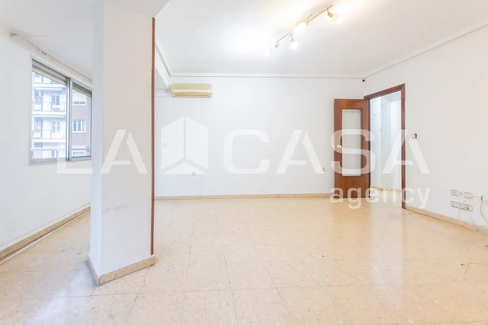 Piso en venta en  Valencia Capital con Balcón