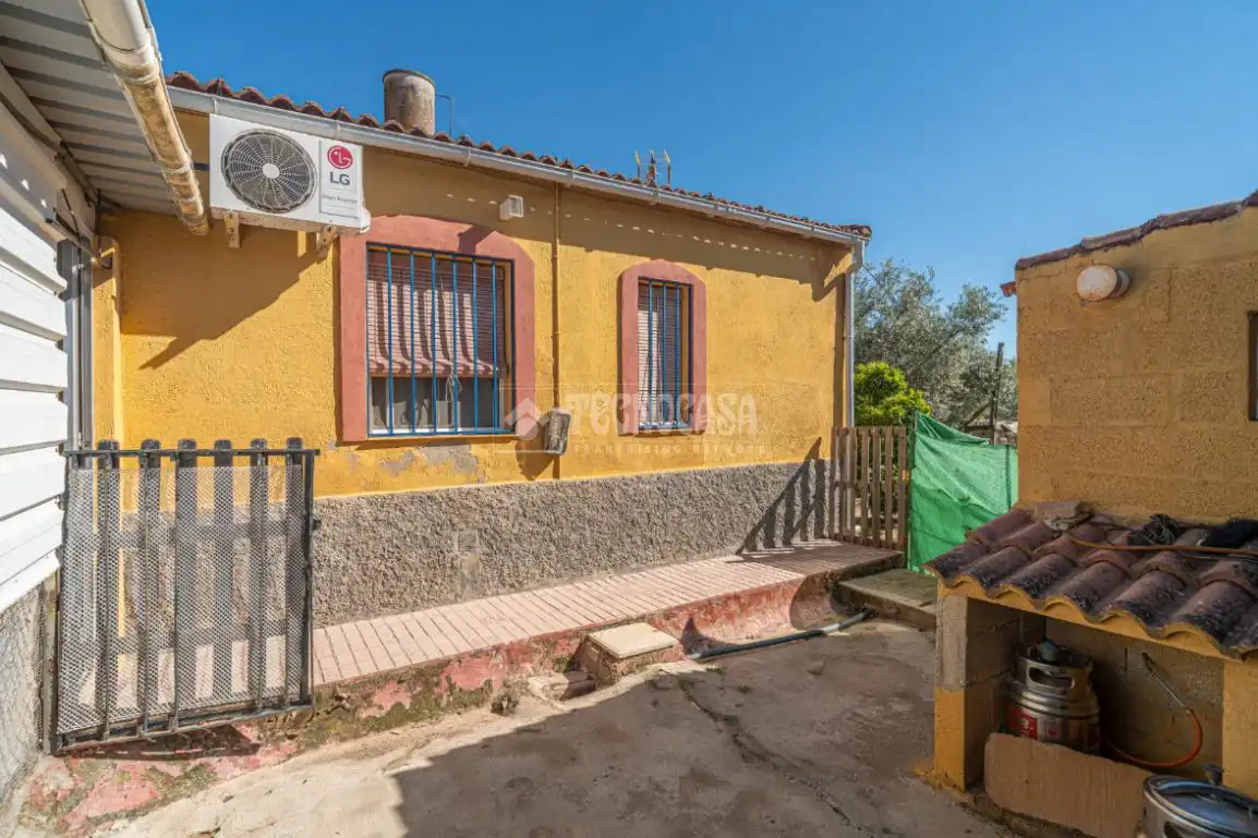 Vista exterior de Finca rústica en venta en Linares con Aire acondicionado, Jardín privado y Terraza