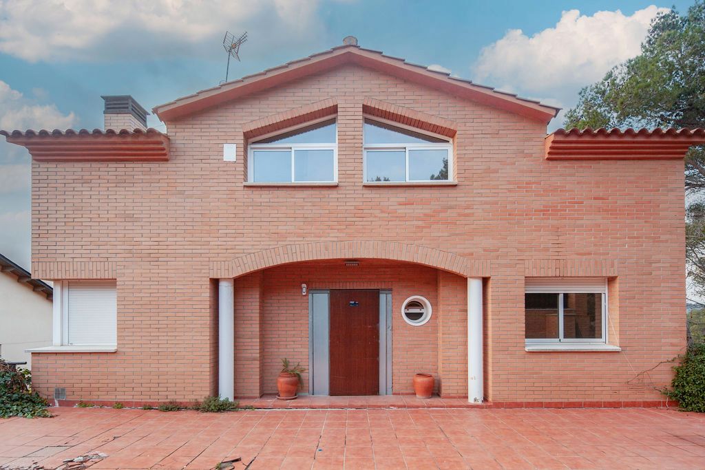 Vista exterior de Casa o xalet en venda en Corbera de Llobregat amb Jardí privat, Parquet i Terrassa