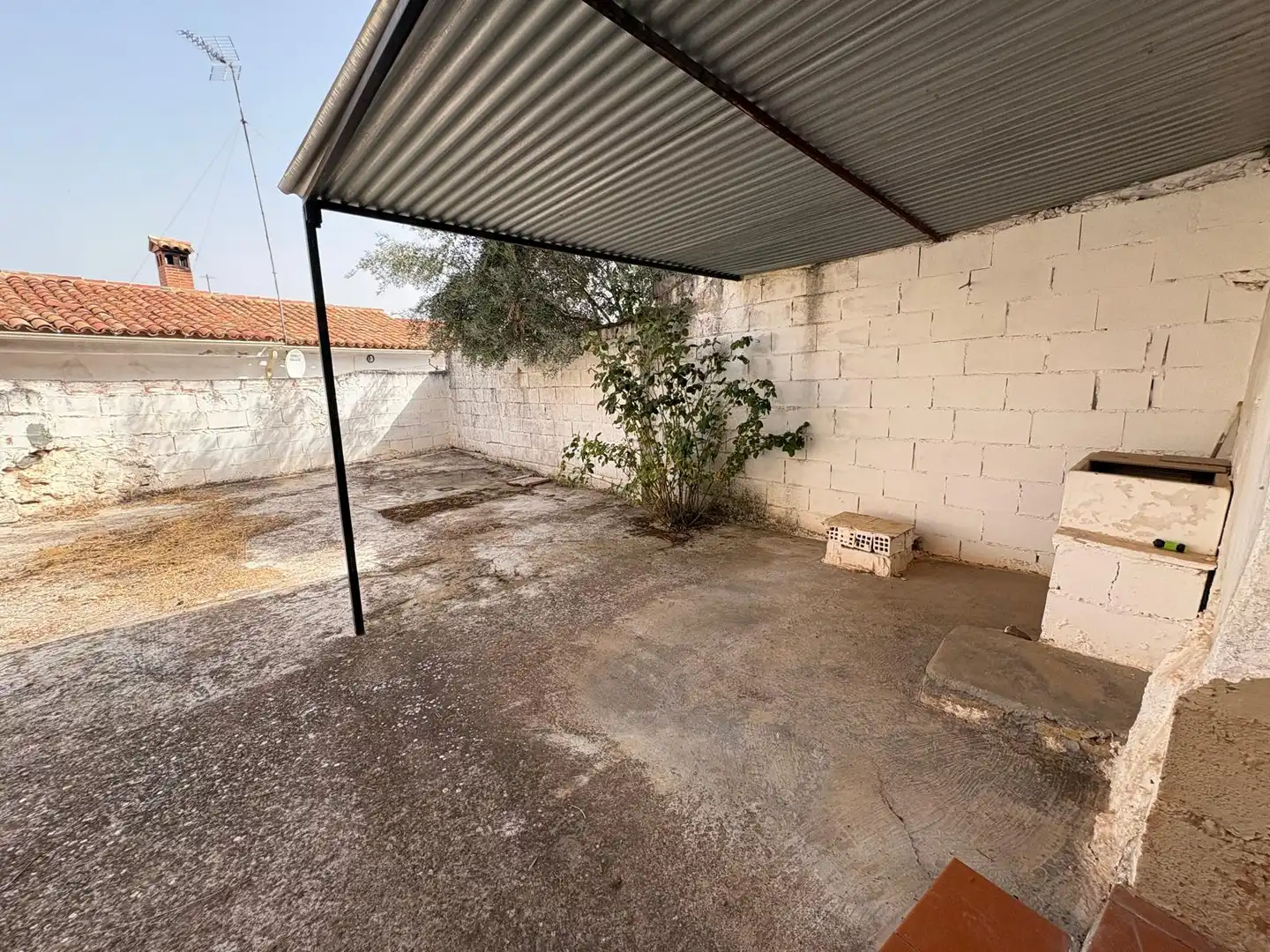 Aparcament de Casa adosada en venda en Montizón amb Aire condicionat, Calefacció i Jardí privat