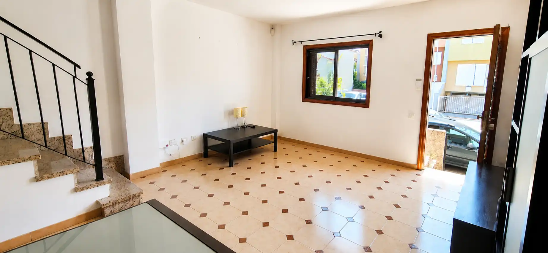 Sala d'estar de Casa adosada en venda en San Cristóbal de la Laguna amb Balcó i Alarma