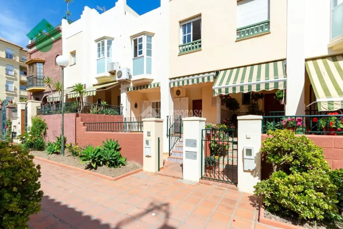 Vista exterior de Casa adosada en venda en Nerja amb Aire condicionat