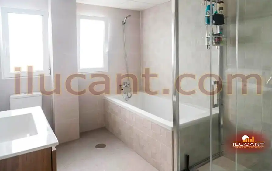Baño de Piso en venta en Alicante / Alacant con Aire acondicionado y Balcón