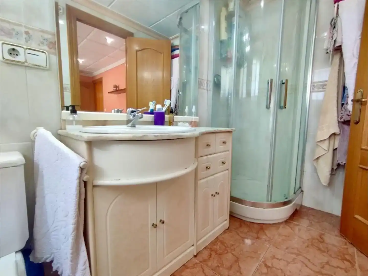 Bathroom of Flat for share in Elda  with Air Conditioner, Furnished and Balcony