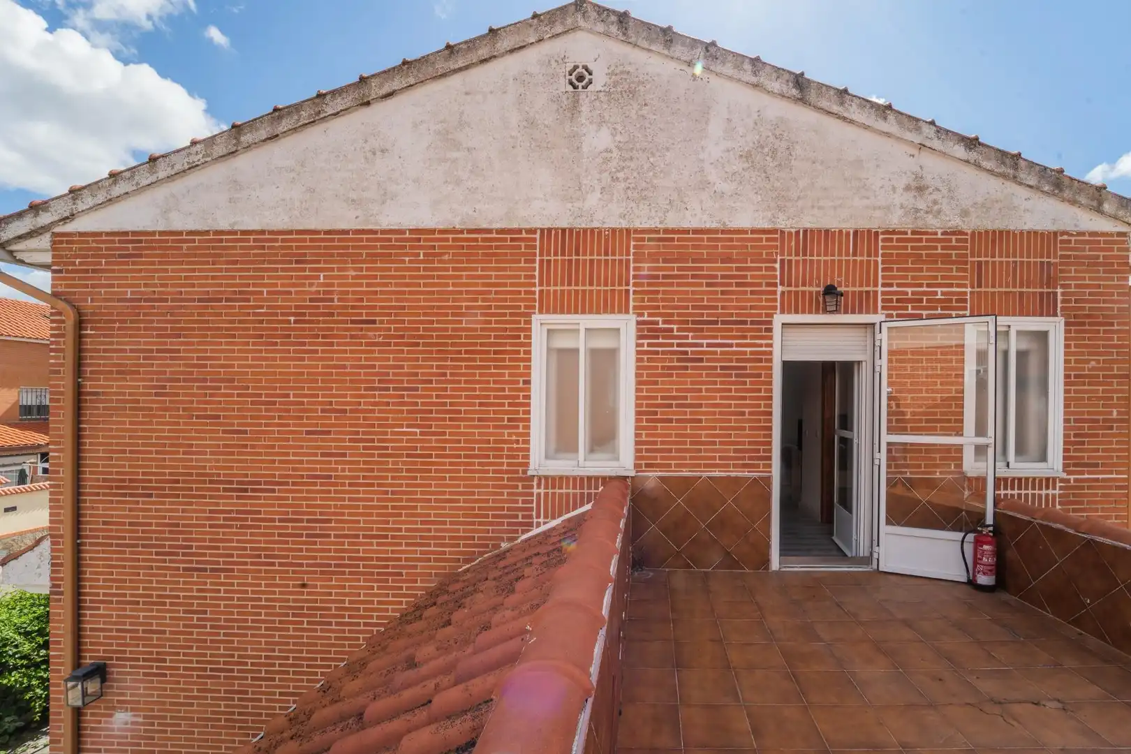 Vista exterior de Casa adosada en venta en Cedillo del Condado con Calefacción, Jardín privado y Terraza