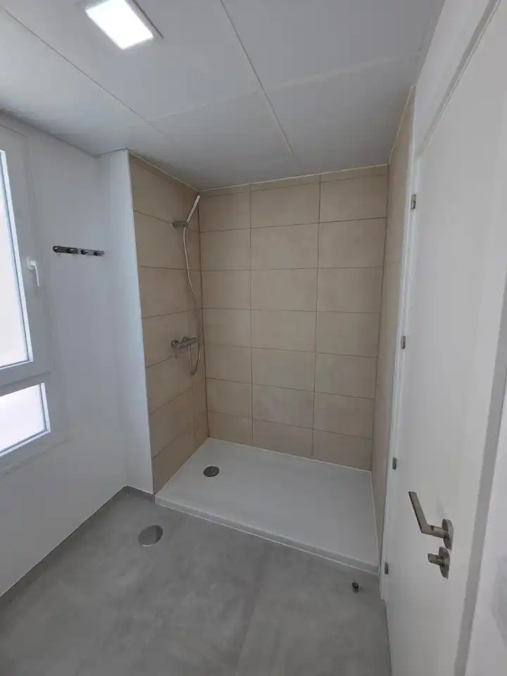 Badezimmer von Wohnung zur Miete in Dos Hermanas mit Klimaanlage, Terrasse und Gemeinschaftspool