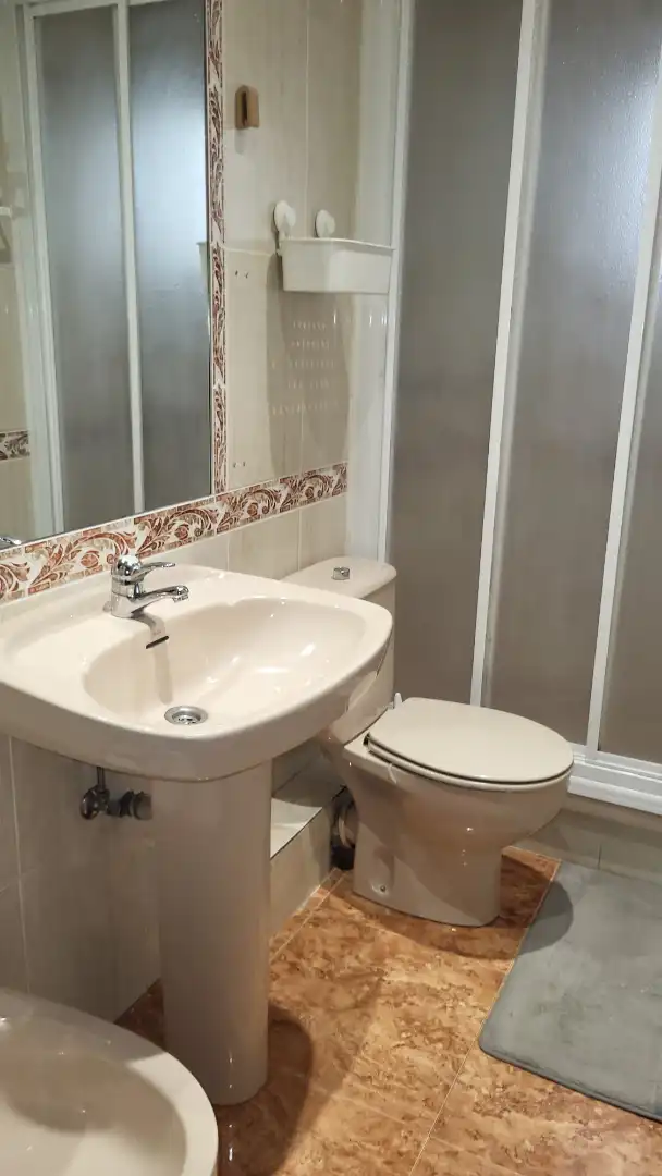 Badezimmer von Dachboden zur Miete in Ripollet mit Klimaanlage, Terrasse und Möbliert