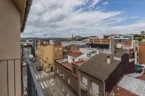 Vista exterior de Pis en venda en Cornellà de Llobregat amb Aire condicionat, Forn i Balcó