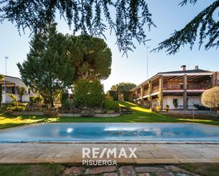 Piscina de Casa o xalet en venda en Tudela de Duero amb Calefacció, Jardí privat i Terrassa