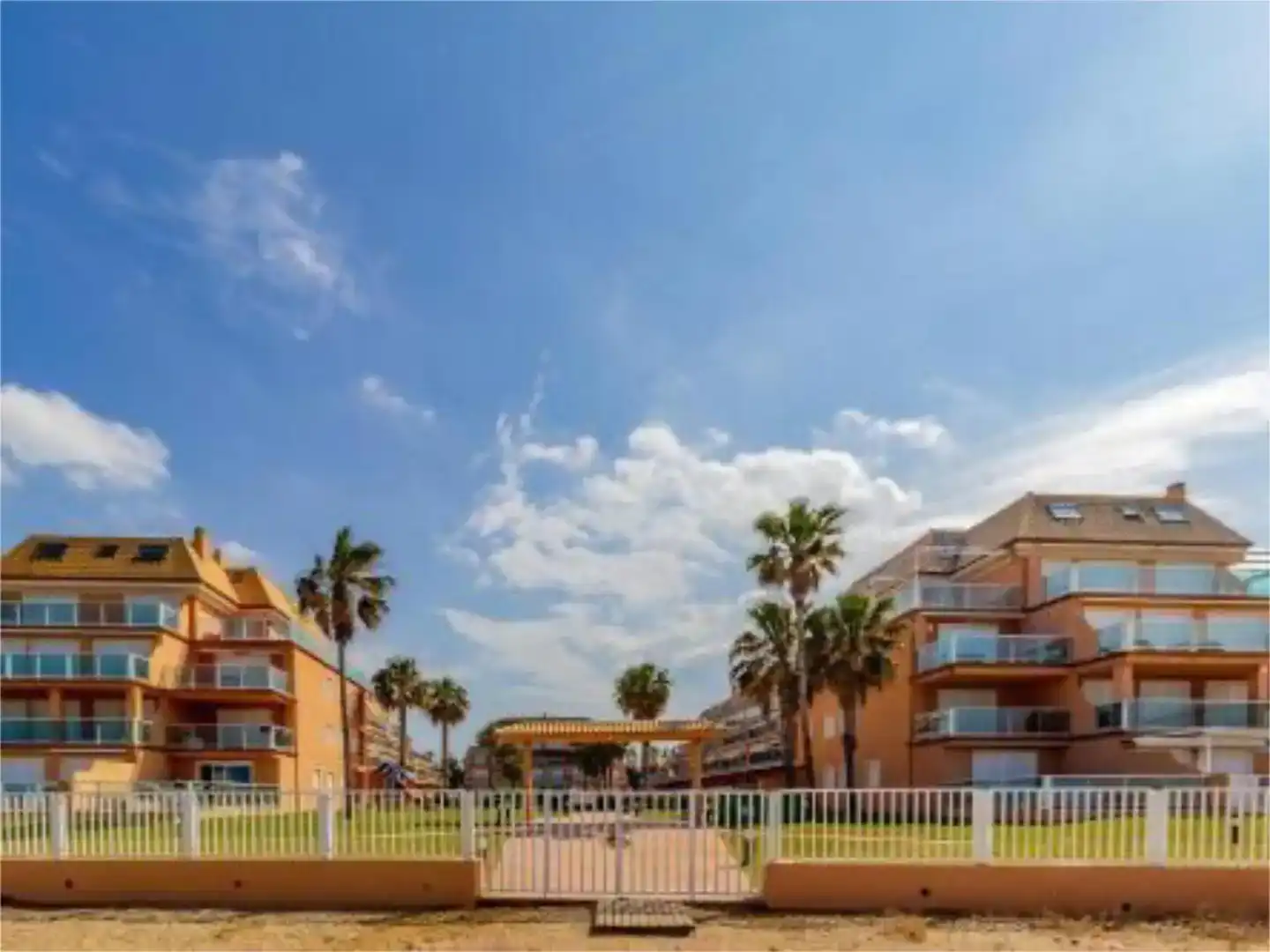 Vista exterior de Pis en venda en Dénia amb Aire condicionat, Piscina i Balcó