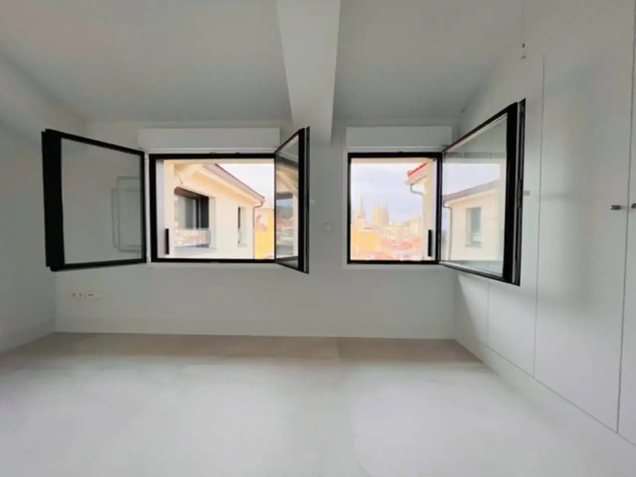 Vista exterior de Dúplex en venda en Burgos amb Calefacció i Balcó