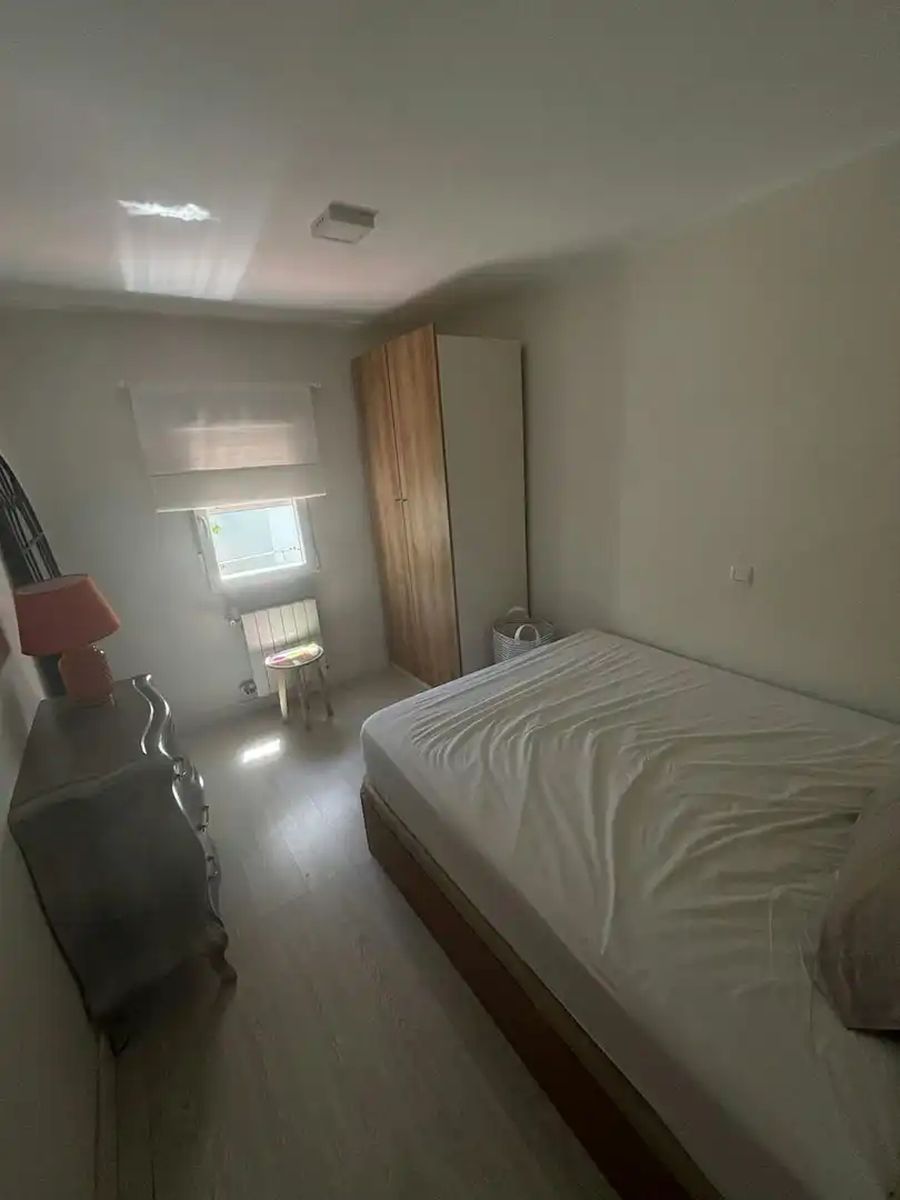 Schlafzimmer von Wohnung zur Miete in Madrid mit Klimaanlage, Privatgarten und Möbliert