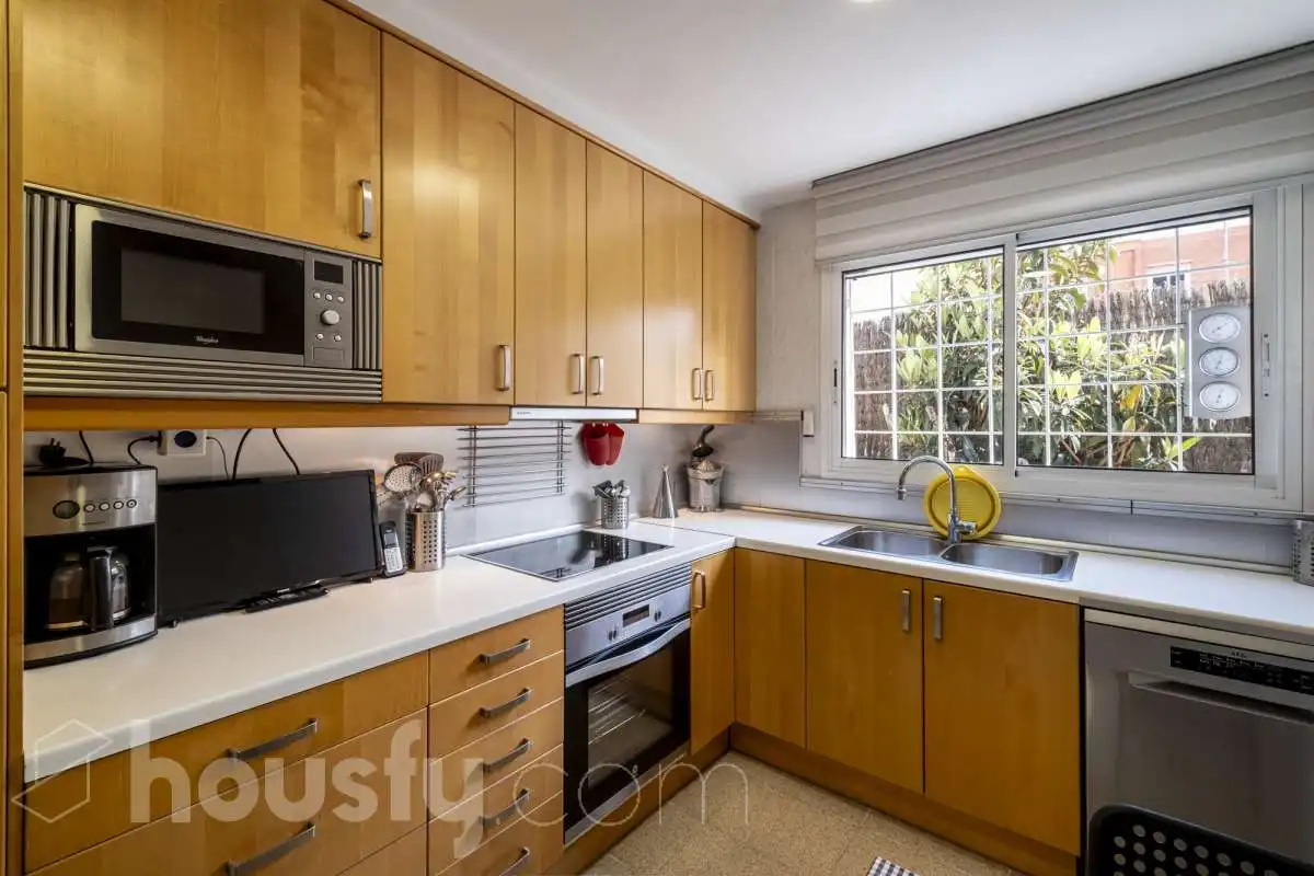 Cocina de Casa o chalet en venta en Barcelona con Aire acondicionado, Calefacción y Jardín privado