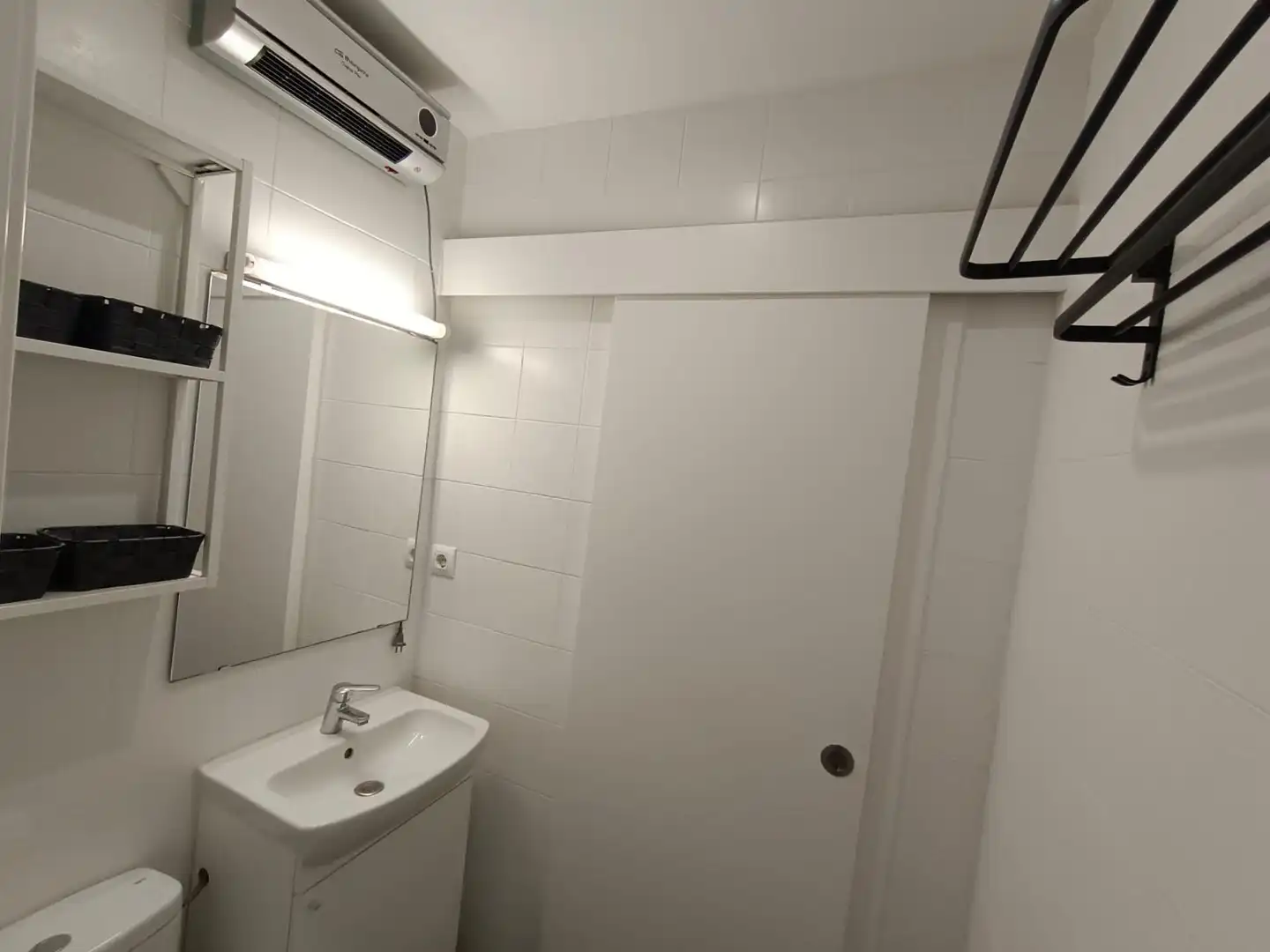 Badezimmer von Wohnungen zur Miete in Barcelona mit Klimaanlage, Heizung und Parkett