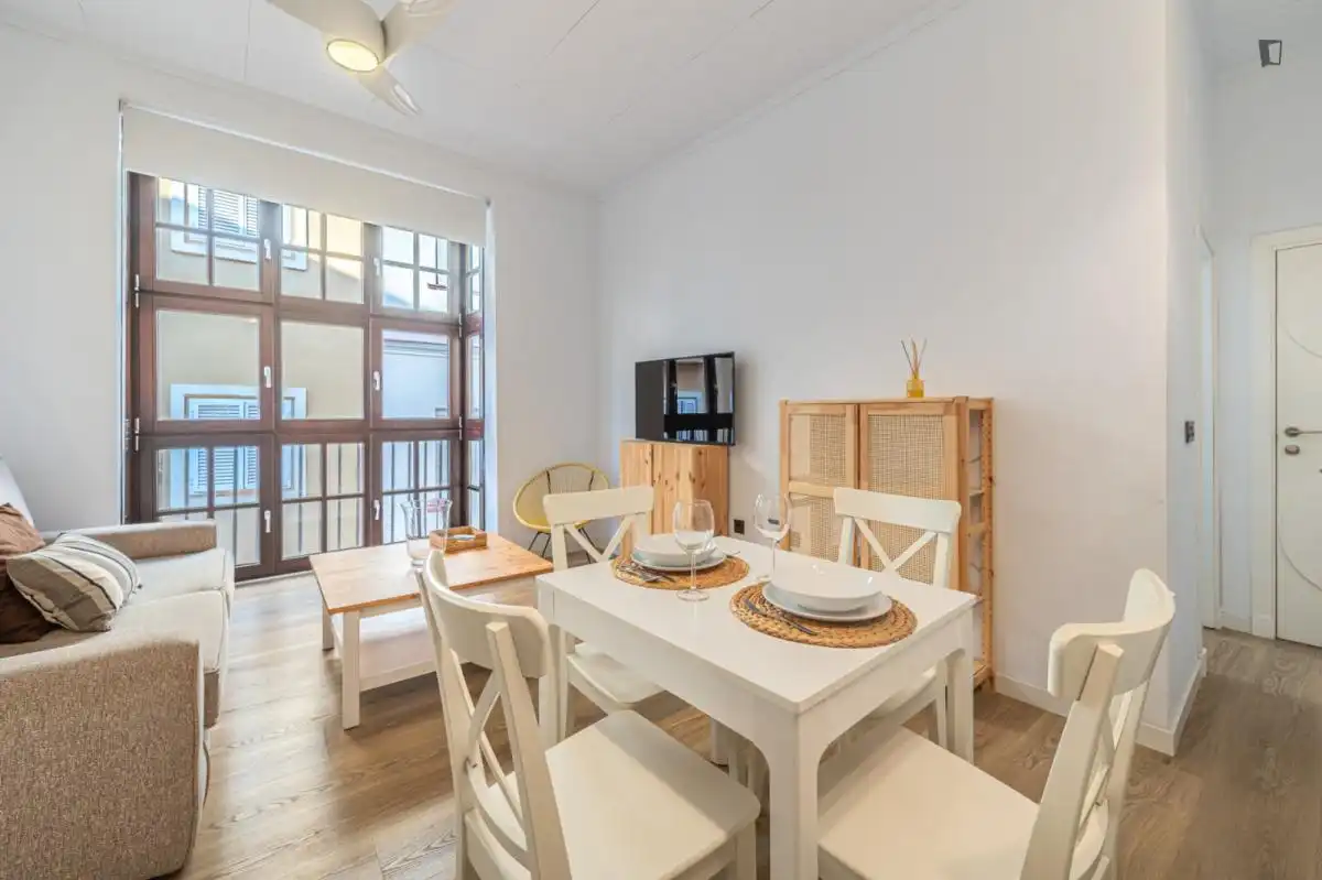 Menjador de Apartament de lloguer en Málaga amb Aire condicionat, Moblat i Forn