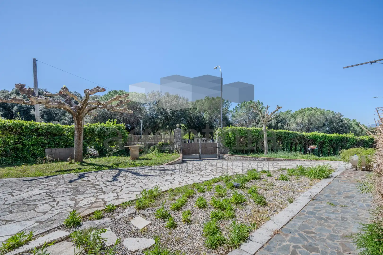 Jardí de Finca rústica en venda en Girona amb Aire condicionat, Calefacció i Terrassa
