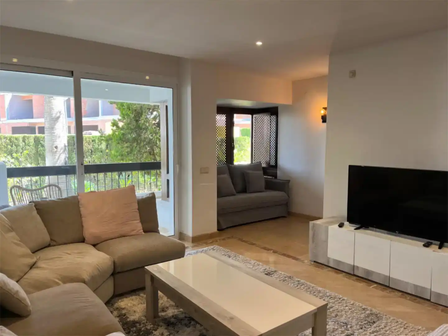 Sala d'estar de Pis de lloguer en Marbella amb Aire condicionat i Balcó