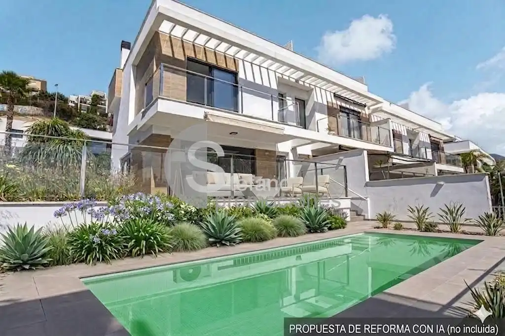 Piscina de Casa adosada en venta en Málaga con Aire acondicionado, Calefacción y Jardín privado