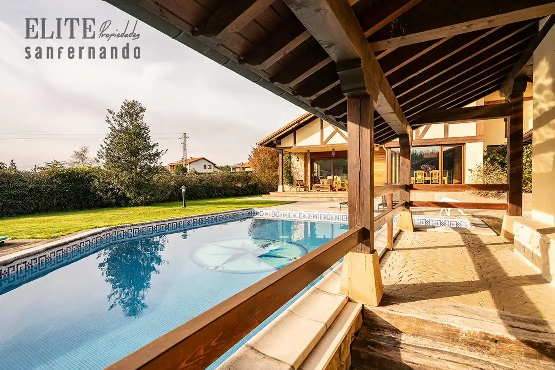 Piscina de Casa o xalet en venda en Santillana del Mar amb Calefacció, Jardí privat i Piscina