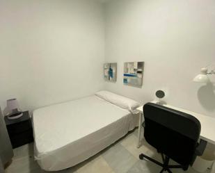 Bedroom of Flat to share in  Sevilla Capital  with Washing machine and TV