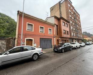 Vista exterior de Casa adosada en venda en Langreo amb Calefacció, Jardí privat i Traster