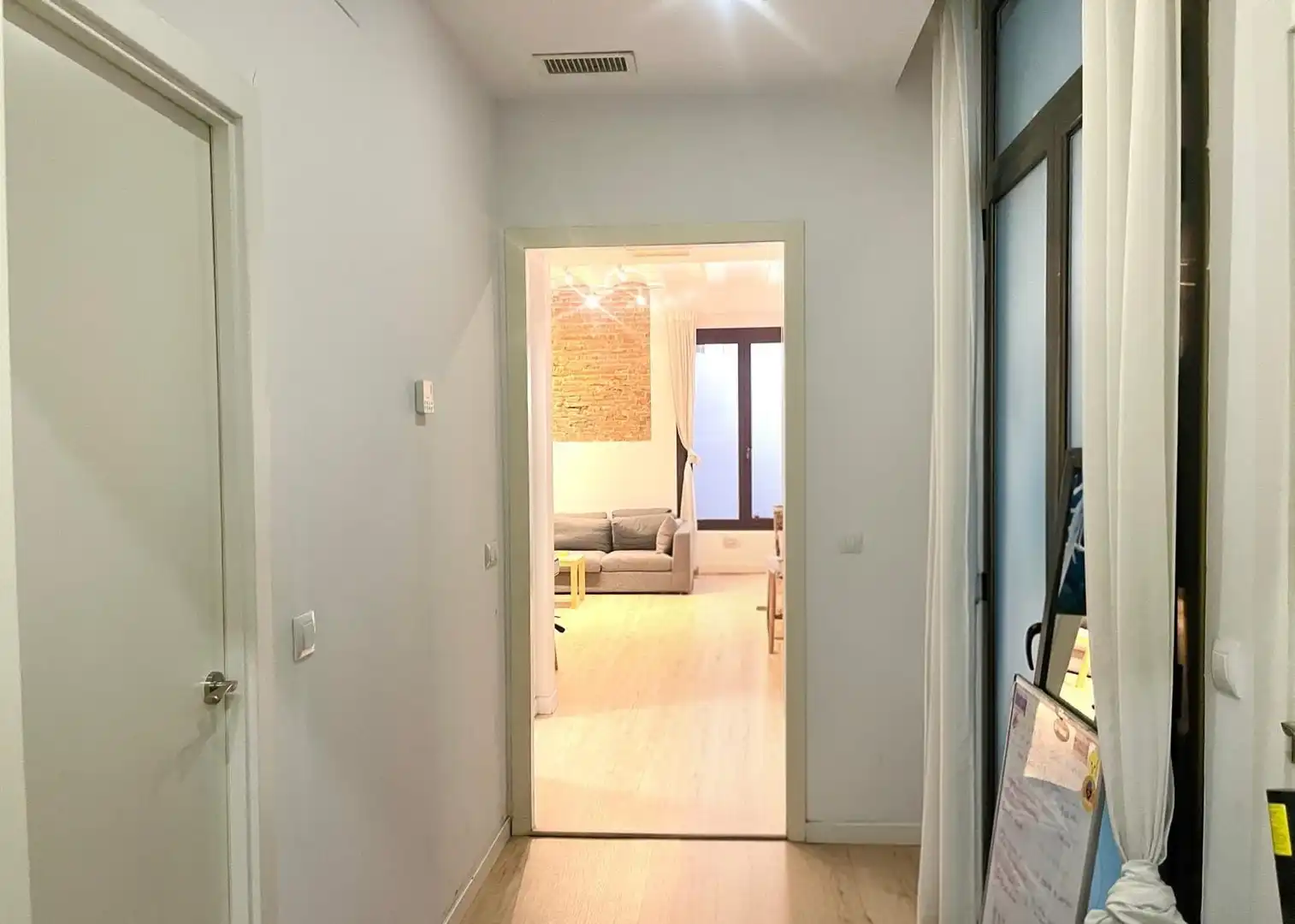 Wohnung zum Verkauf in Barcelona mit Klimaanlage, Parkett und Balkon