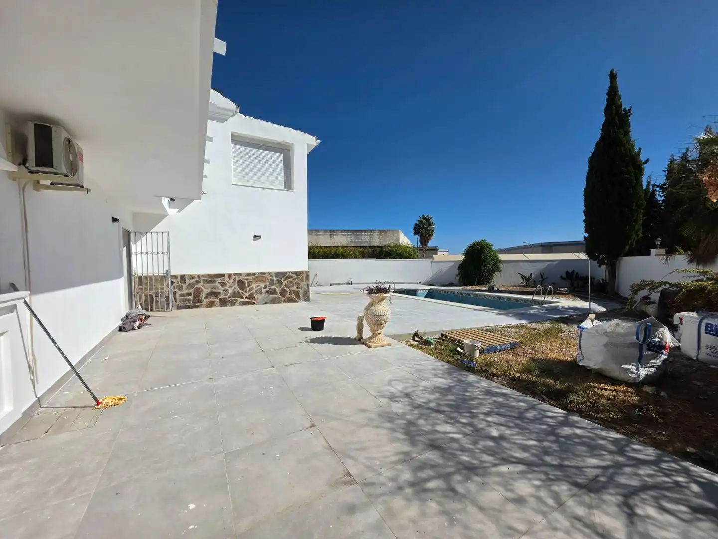 Vista exterior de Casa o xalet de lloguer en Marbella amb Jardí privat, Terrassa i Piscina