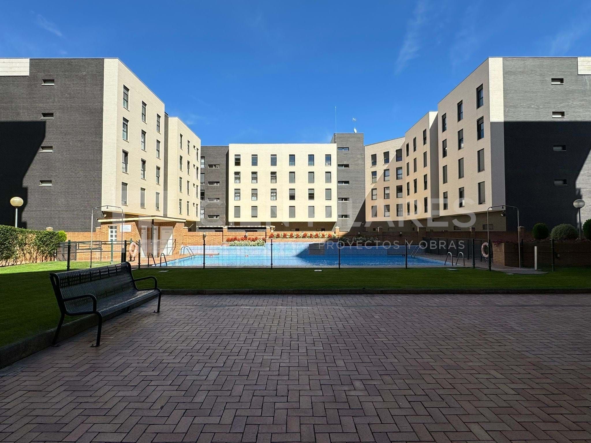 Piscina de Pis en venda en  Logroño amb Terrassa, Traster i Balcó