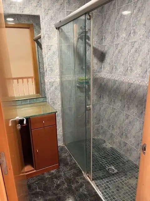Baño de Casa adosada en venta en Llagostera con Aire acondicionado, Calefacción y Jardín privado